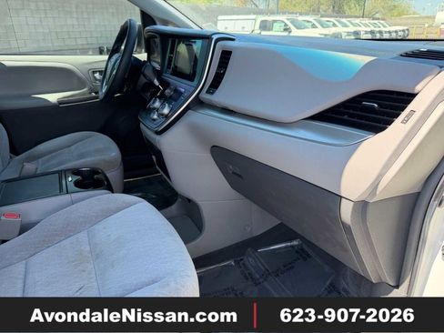 Used 2017 Toyota Sienna LE AWD/4WD image 1