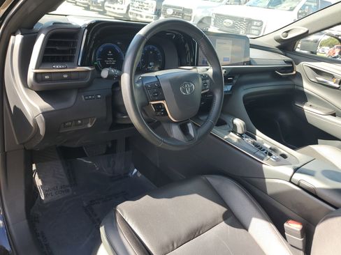 Used 2023 Toyota Crown Limited image 9