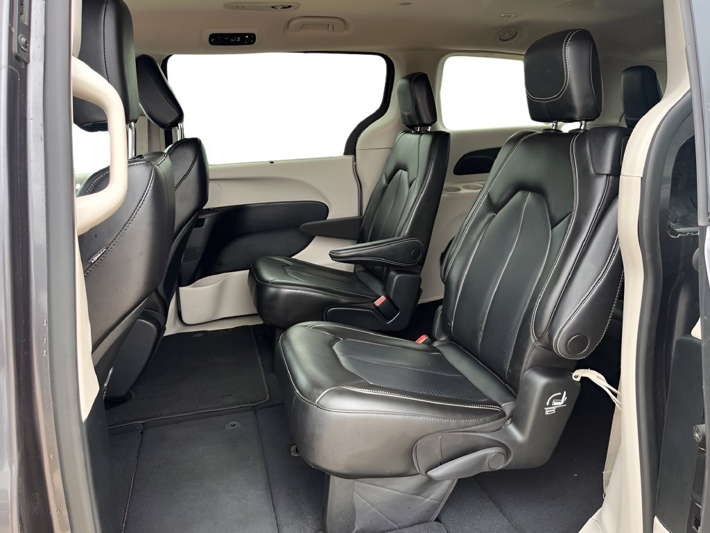 Used 2023 Chrysler Pacifica Touring-L FWD image 26