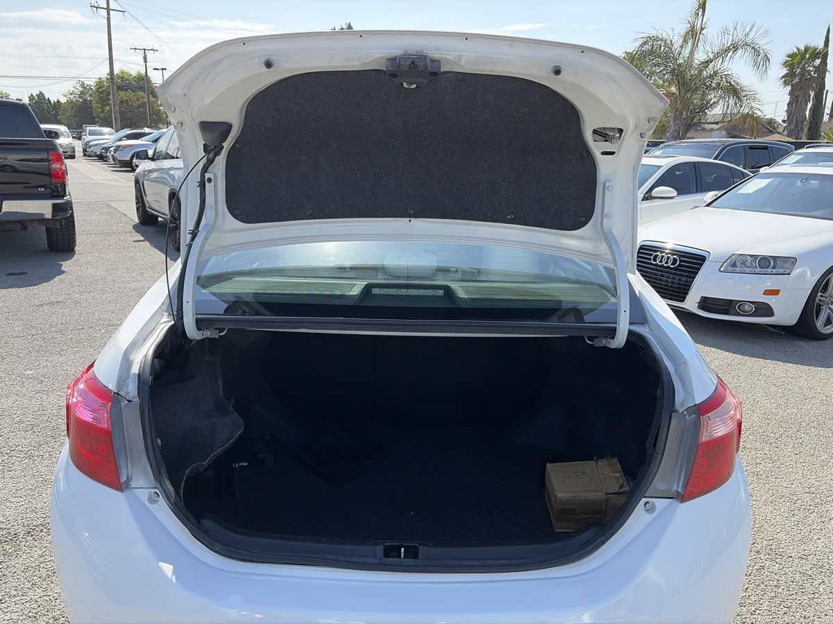 Used 2018 Toyota Corolla LE FWD image 19