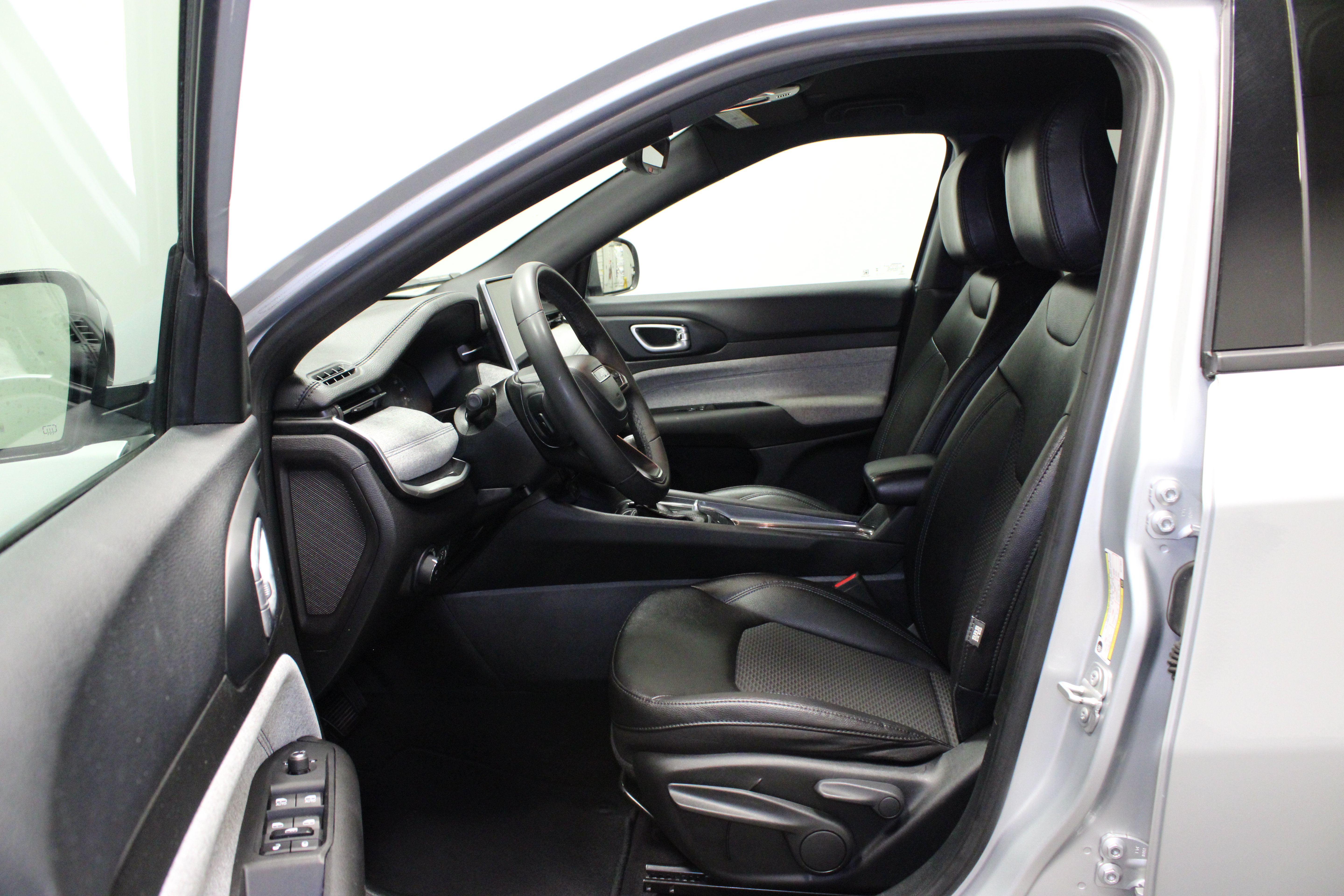 Used 2024 Jeep Compass Latitude AWD/4WD image 16