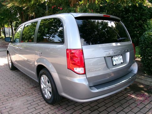 Used 2018 Dodge Grand Caravan SE w/ UConnect Hands-Free Group FWD image 8