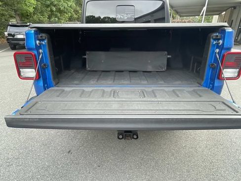 Certified 2023 Jeep Gladiator Sport AWD/4WD image 9