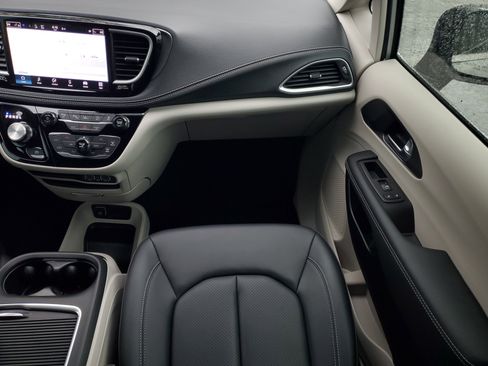 Used 2024 Chrysler Pacifica Touring-L image 21