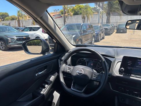 Used 2025 Nissan Rogue SV FWD image 36