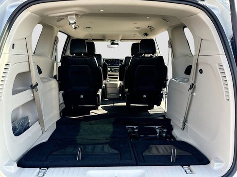 Used 2024 Chrysler Pacifica Touring-L image 7