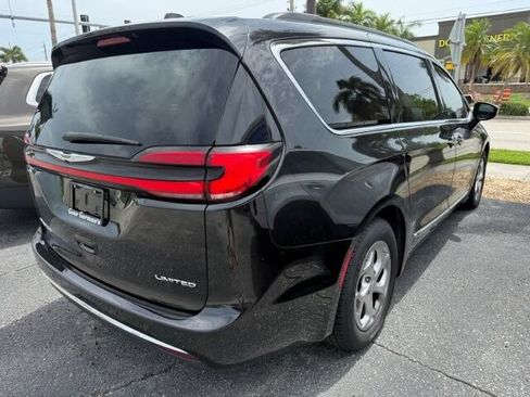 Used 2023 Chrysler Pacifica Limited FWD image 5