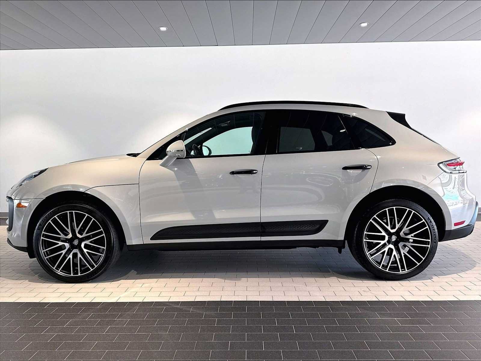 Used 2026 Porsche Macan AWD/4WD image 2