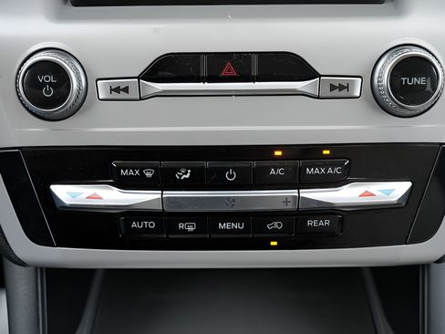 Used 2023 Ford Explorer 4WD image 35