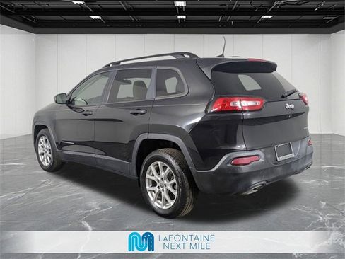 Used 2016 Jeep Cherokee Sport image 3