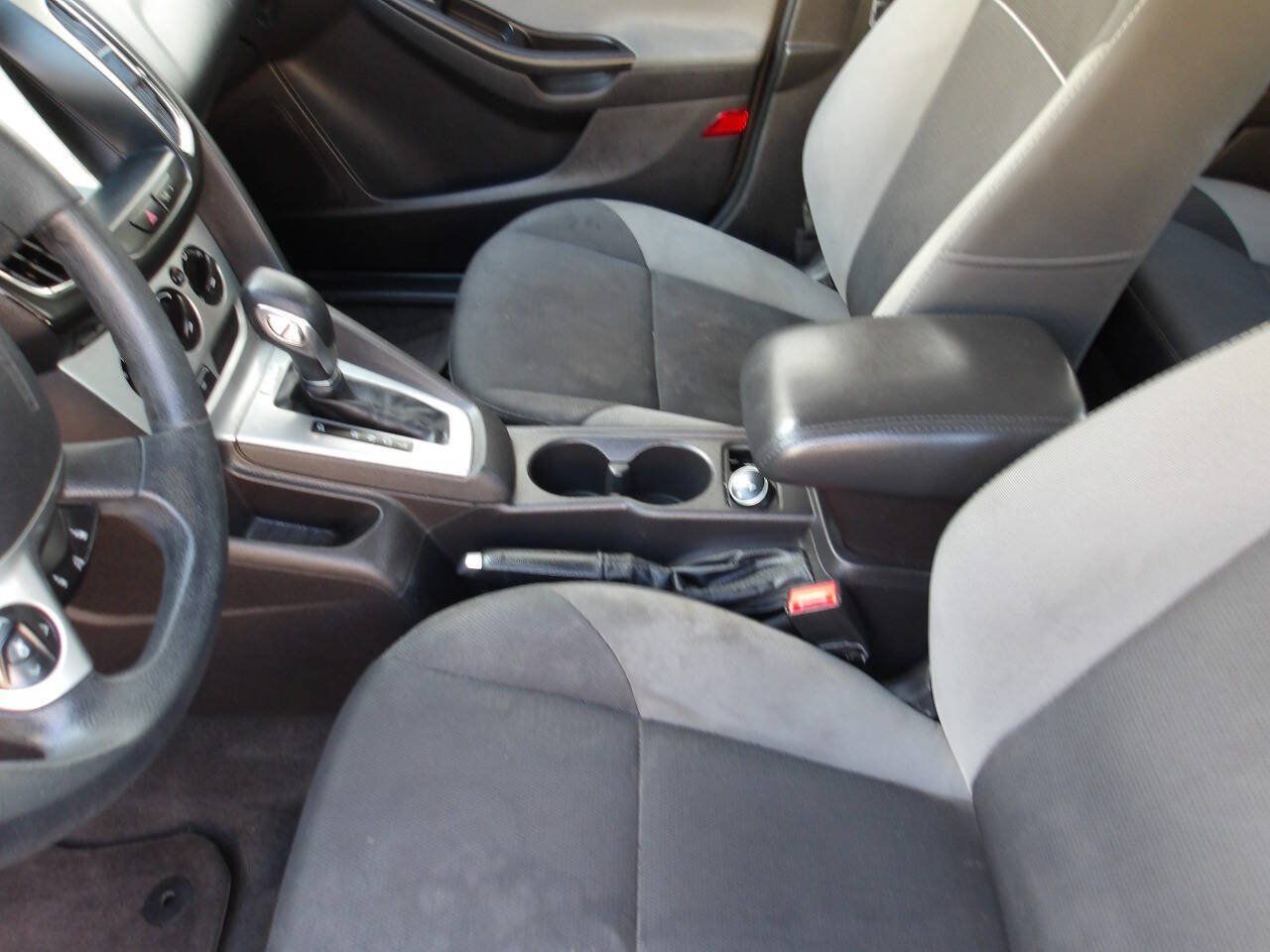 Used 2014 Ford Focus SE FWD image 16