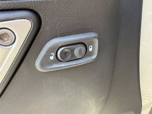 Used 2017 Jeep Wrangler Unlimited Sahara w/ Connectivity Group AWD/4WD image 12
