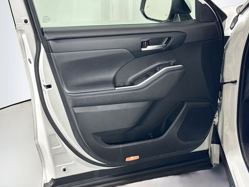 Certified 2023 Toyota Highlander XLE image 19