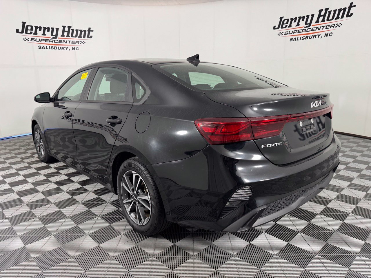 Used 2024 Kia Forte LXS FWD image 9