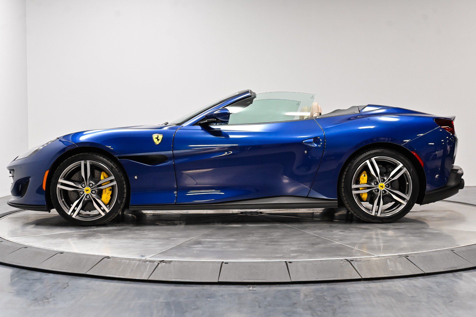 Used 2019 Ferrari Portofino RWD image 28