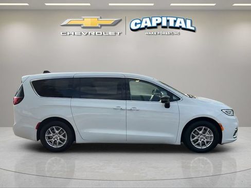 Used 2024 Chrysler Pacifica Touring-L FWD image 6
