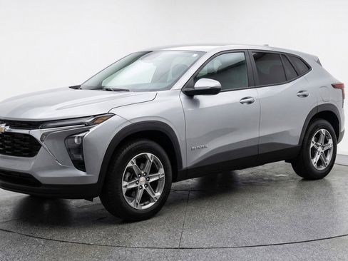 Used 2025 Chevrolet Blazer LT FWD image 3