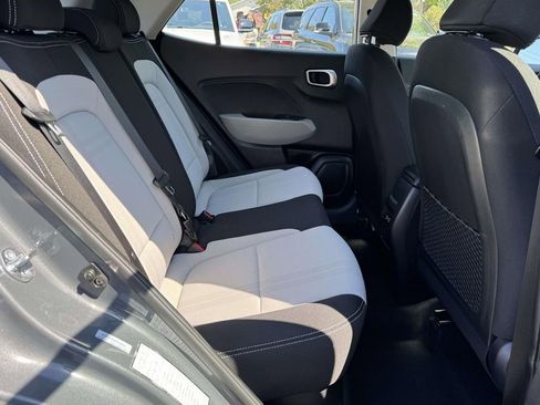 Used 2025 Hyundai Venue SEL FWD image 15