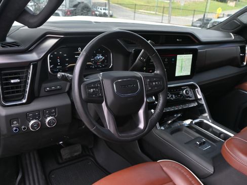 Used 2025 GMC Sierra 2500 Denali Ultimate image 3