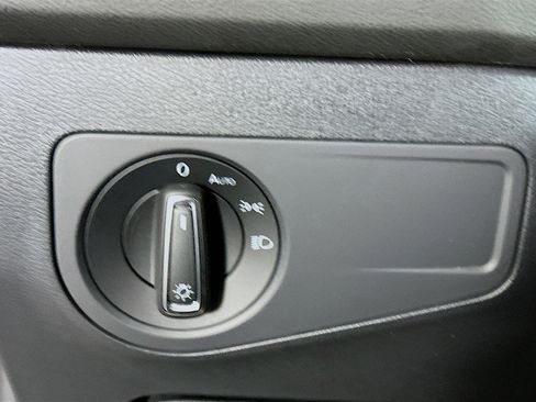 Used 2022 Volkswagen Tiguan SE w/ Panoramic Sunroof Package image 17