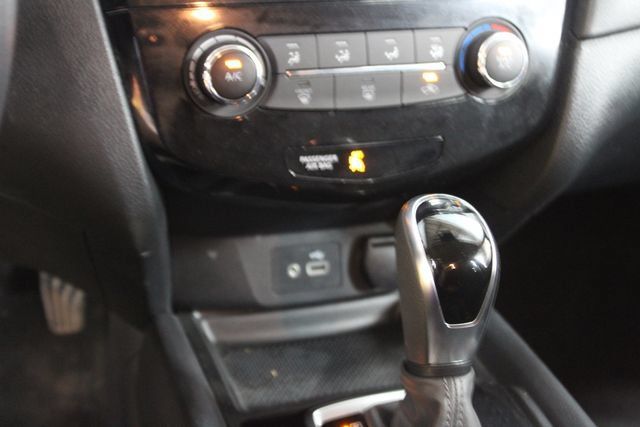 Used 2019 Nissan Rogue SV AWD/4WD image 19