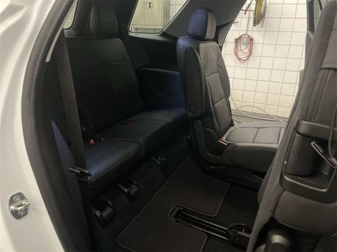 Used 2021 Chevrolet Traverse Premier image 32