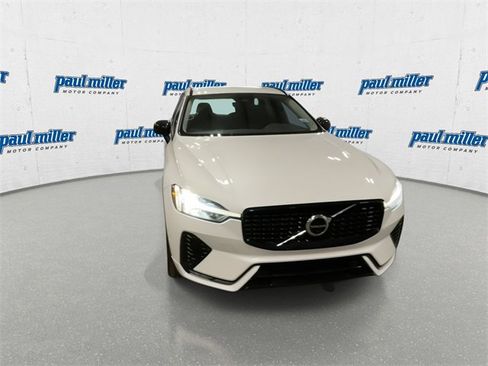 Used 2023 Volvo XC60 B5 Plus image 3