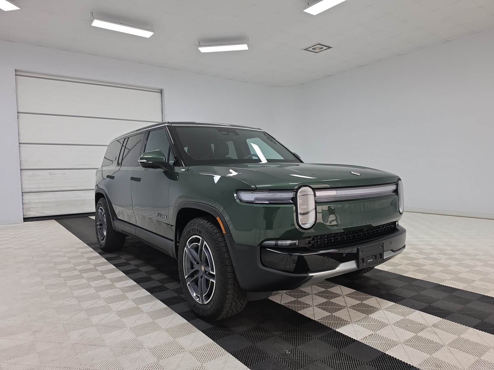 Used 2025 Rivian R1S Adventure Dual AWD/4WD image 7