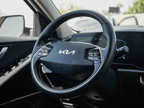 Certified 2025 Kia Niro EX FWD image 17