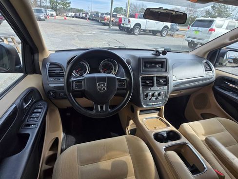 Used 2016 Dodge Grand Caravan SXT image 5