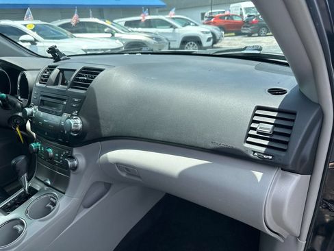 Used 2011 Toyota Highlander 4WD w/ Tow Pkg image 32