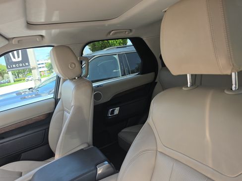 Used 2017 Land Rover Discovery HSE AWD/4WD image 17