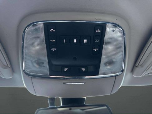 Used 2018 Chrysler 300 Limited image 33