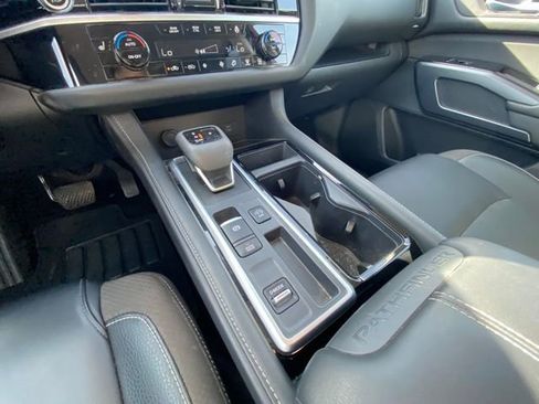 Certified 2024 Nissan Pathfinder SL w/ Black Appearance Package image 11