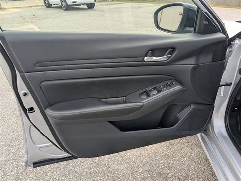 Used 2024 Nissan Altima 2.5 SV image 11