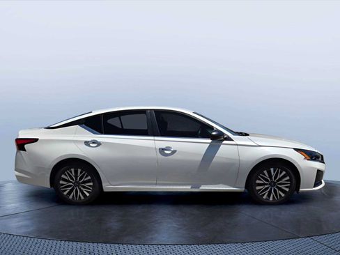 Used 2024 Nissan Altima 2.5 SV FWD image 2