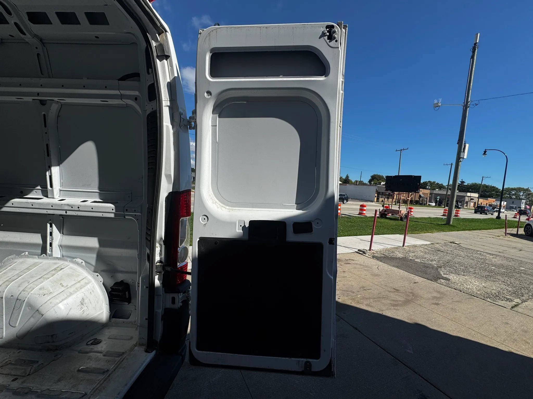 Used 2025 RAM ProMaster 2500 w/ Convenience Group FWD image 14