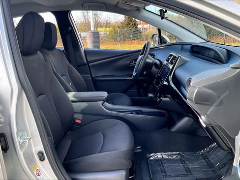 Used 2019 Toyota Prius LE w/ Carpet Mat Package image 8
