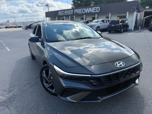 Used 2025 Hyundai Elantra Sport FWD image 13