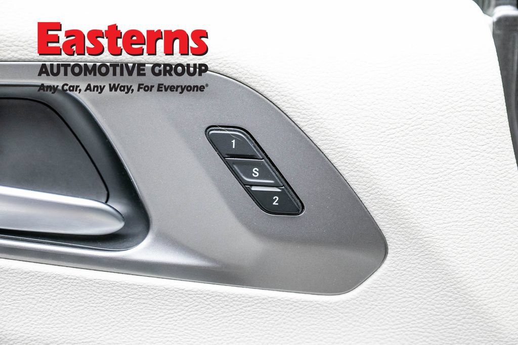 Used 2023 Chrysler Pacifica Touring-L FWD image 22