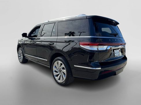 Used 2024 Lincoln Navigator Reserve image 3