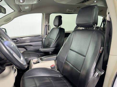 Used 2014 Chrysler Town & Country Touring image 22