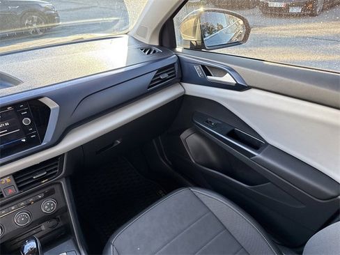 Used 2022 Volkswagen Taos SE image 18