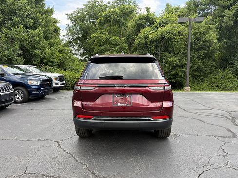 Used 2023 Jeep Grand Cherokee Altitude AWD/4WD image 5