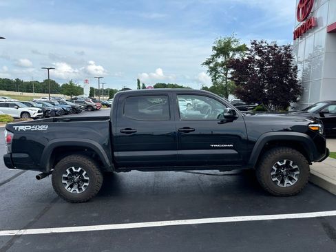 Used 2020 Toyota Tacoma TRD Off-Road w/ TRD Premium Off Road Package AWD/4WD image 2