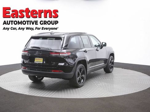 Used 2024 Jeep Grand Cherokee Laredo AWD/4WD image 41