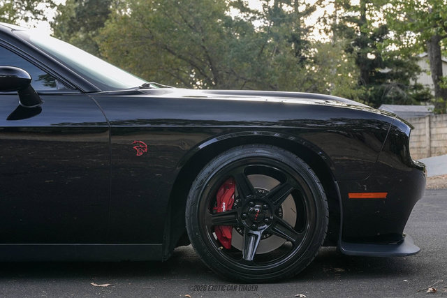Used 2016 Dodge Challenger SRT Hellcat RWD image 11