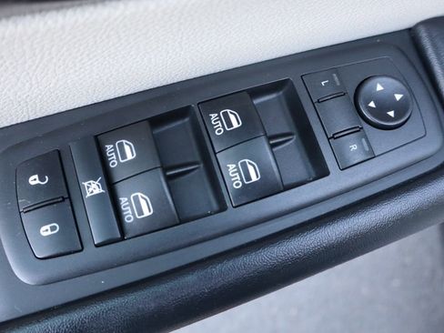 Used 2019 Chrysler Pacifica Touring-L Plus w/ Tire & Wheel Group FWD image 27