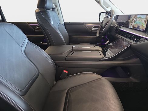 Certified 2025 INFINITI QX80 Luxe w/ Cargo Package AWD/4WD image 10