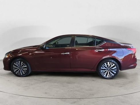 Used 2024 Nissan Altima 2.5 SV FWD image 8